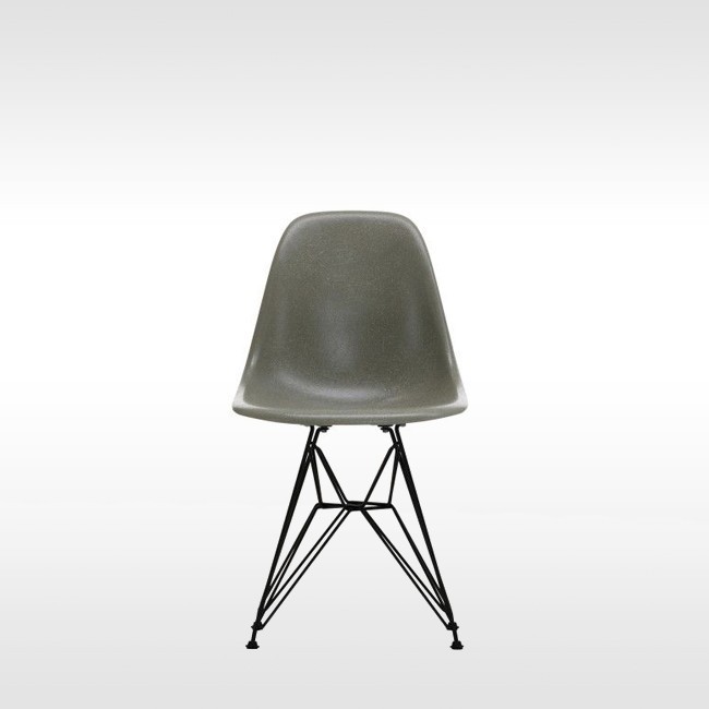 Vitra stoel Eames Fiberglass Side Chair DSR (zwart onderstel) door Charles & Ray Eames