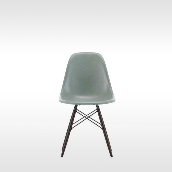 Vitra stoel Eames Fiberglass Side Chair DSW (esdoorn donker) door Charles & Ray Eames