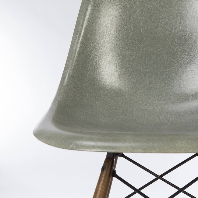 Vitra stoel Eames Fiberglass Side Chair DSW (esdoorn goud) door Charles & Ray Eames