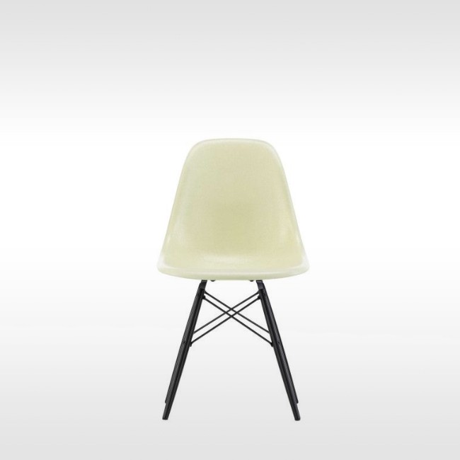 Vitra stoel Eames Fiberglass Side Chair DSW (esdoorn zwart) door Charles & Ray Eames