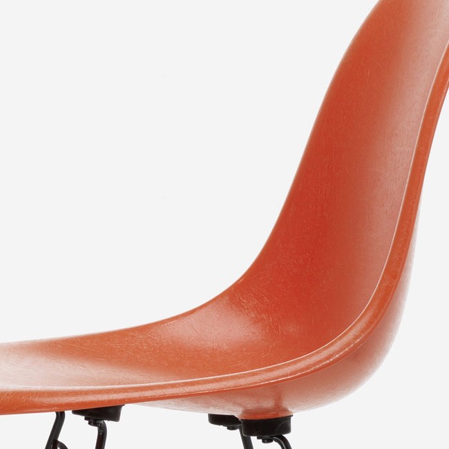 Vitra stoel Eames Fiberglass Side Chair DSX (verchroomd onderstel) door Charles & Ray Eames