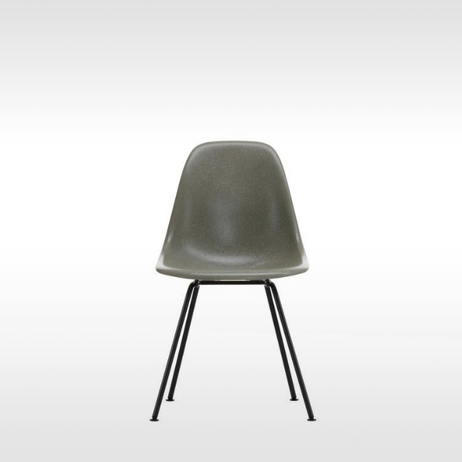 Vitra stoel Eames Fiberglass Side Chair DSX (zwart onderstel) door Charles & Ray Eames