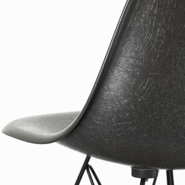 Vitra stoel Eames Fiberglass Side Chair DSX (zwart onderstel) door Charles & Ray Eames