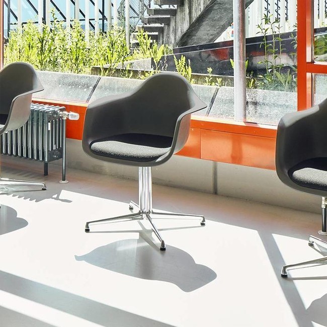 Vitra stoel Eames Plastic Armchair DAL (gepolijst aluminium) door Charles & Ray Eames