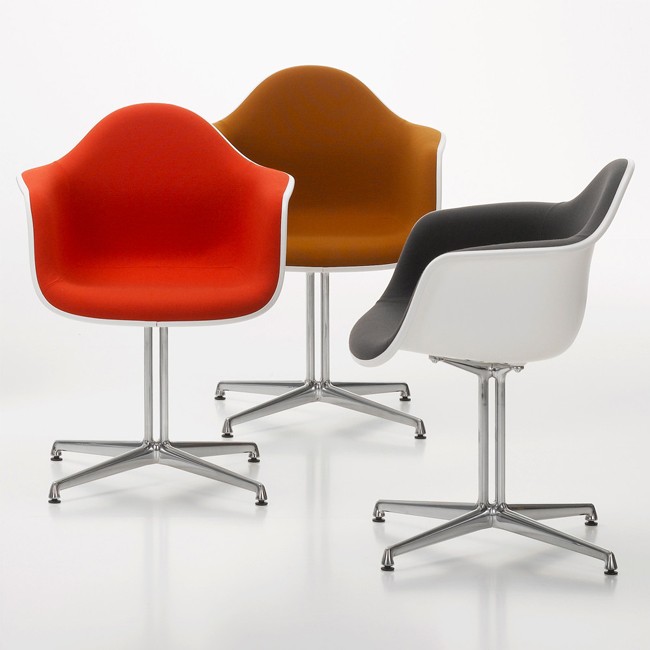 Vitra stoel Eames Plastic Armchair DAL Kiezelsteen bekleed door Charles & Ray Eames