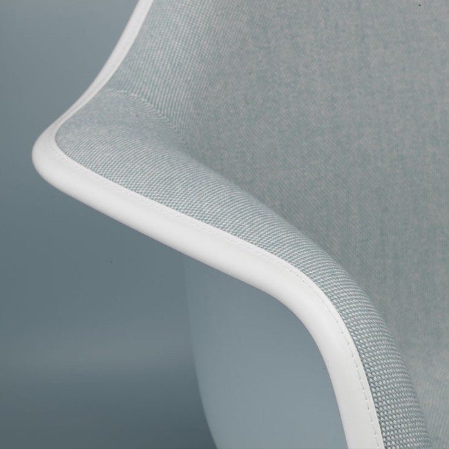 Vitra stoel Eames Plastic Armchair DAR Ijsgrijs bekleed door Charles & Ray Eames