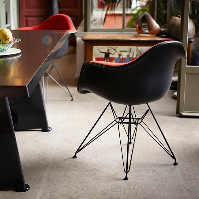 Vitra stoel Eames Plastic Armchair DAR Poppyrood bekleed door Charles & Ray Eames