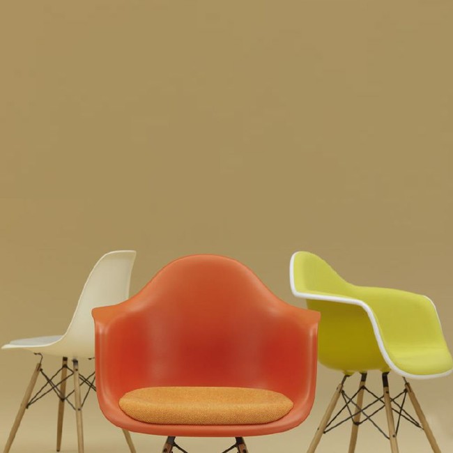 Vitra stoel Eames Plastic Armchair DAW (esdoorn goud) door Charles & Ray Eames