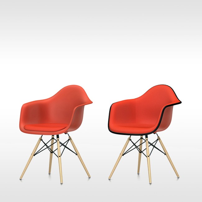 Vitra stoel Eames Plastic Armchair DAW Poppyrood bekleed door Charles & Ray Eames