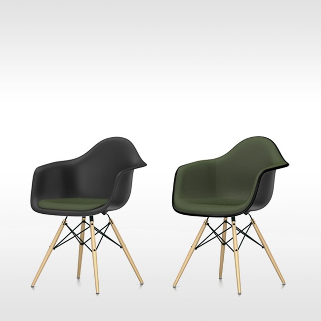 Vitra stoel Eames Plastic Armchair DAW Zwart bekleed door Charles & Ray Eames