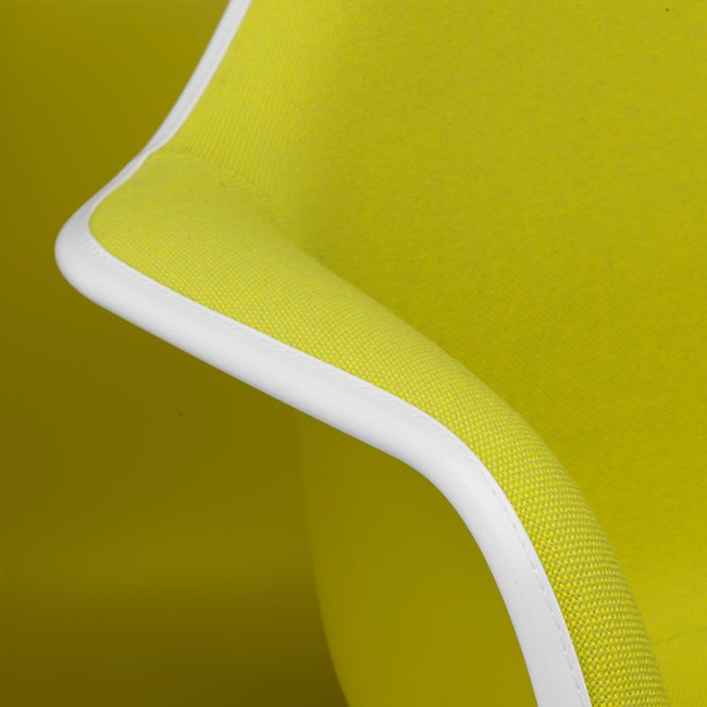 Vitra stoel Eames Plastic Armchair DAX Mosterd bekleed door Charles & Ray Eames