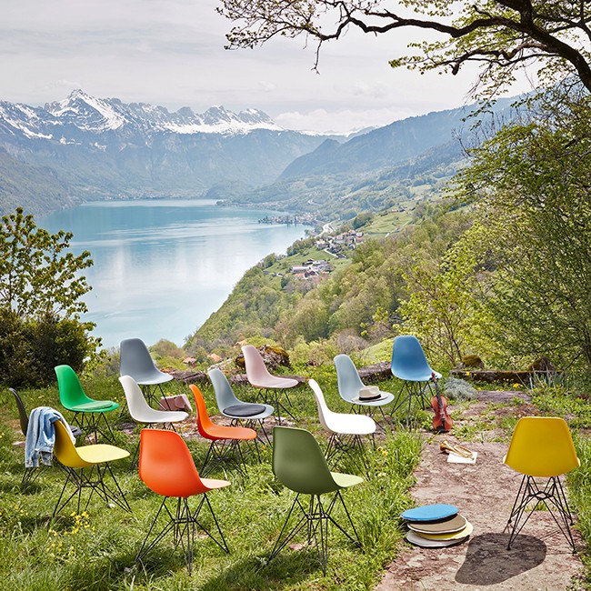 Vitra stoel Eames Plastic Chair DSR Mosterd bekleed door Charles & Ray Eames