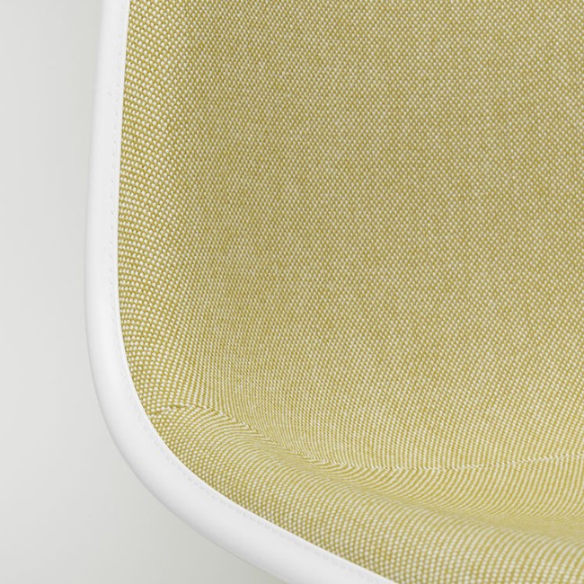Vitra stoel Eames Plastic Chair DSW Sunlight bekleed door Charles & Ray Eames