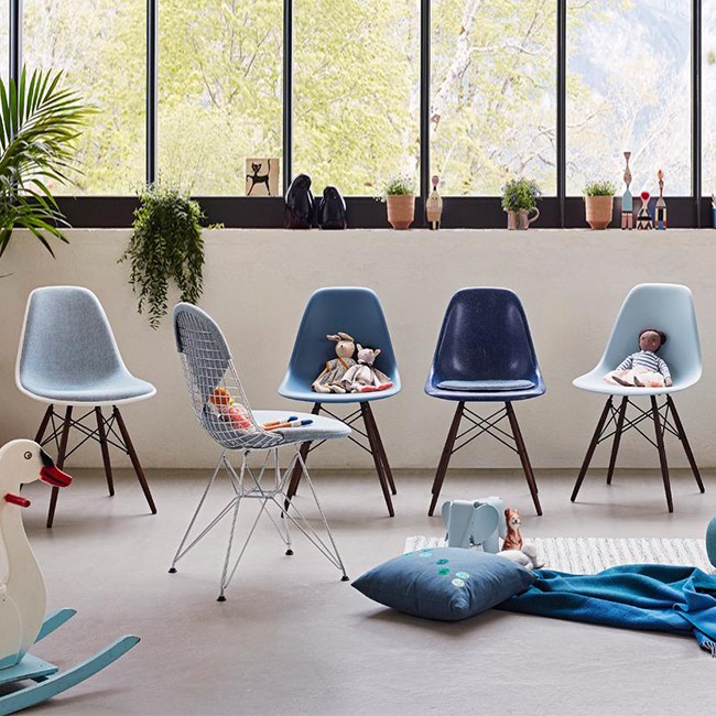 Vitra stoel Eames Plastic Chair DSW Zeeblauw bekleed door Charles & Ray Eames