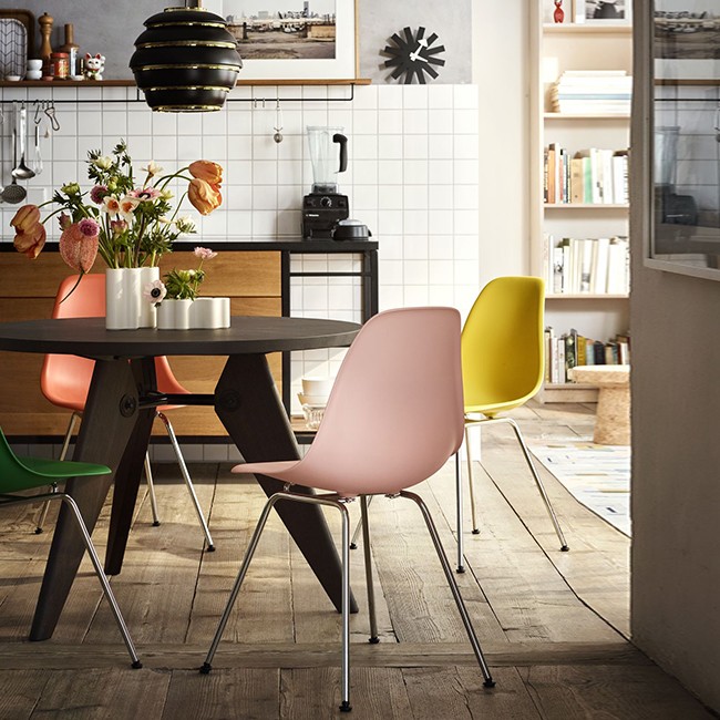 Vitra stoel Eames Plastic Chair DSX Sunlight bekleed door Charles & Ray Eames