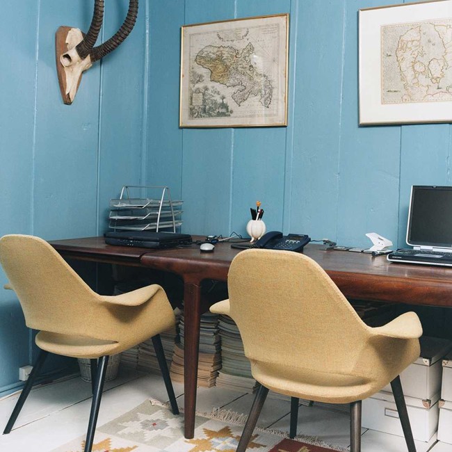 Vitra stoel Organic Chair zwart onderstel door Charles Eames & Eero Saarinen