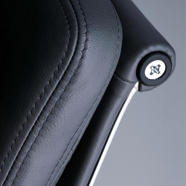 Vitra stoel Soft Pad Chair EA 205 Leder L20 door Charles & Ray Eames
