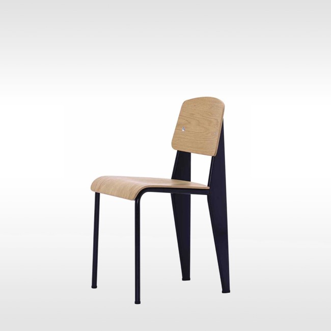 Vitra stoel Standard met eiken zitkuip door Jean Prouvé