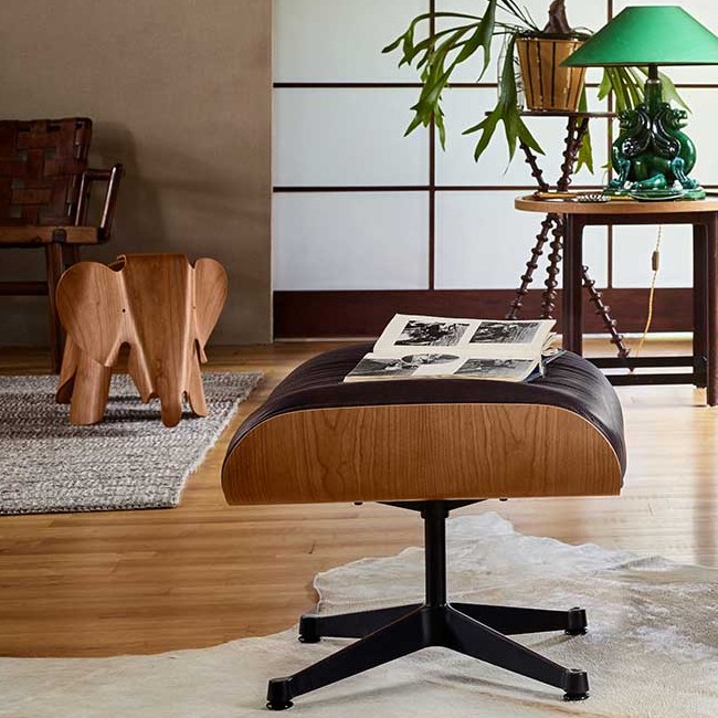Vitra voetenbank Eames Lounge Chair Ottoman Amerikaans Kersenhout (zwart onderstel) door Charles & Ray Eames