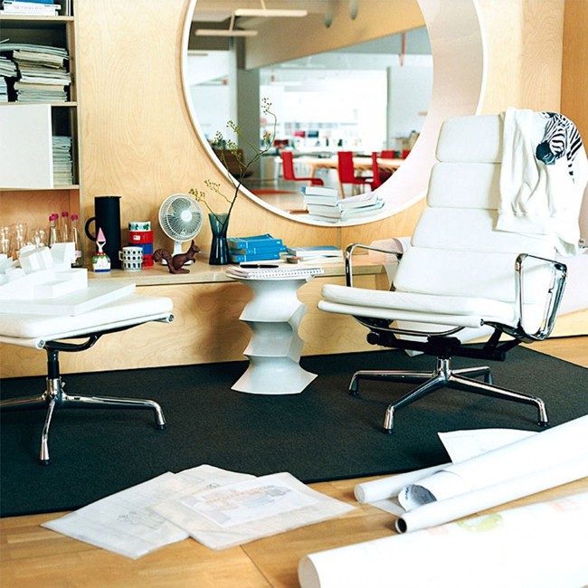 Vitra voetenbank Soft Pad Chair EA 223 Premium Leder door Charles & Ray Eames